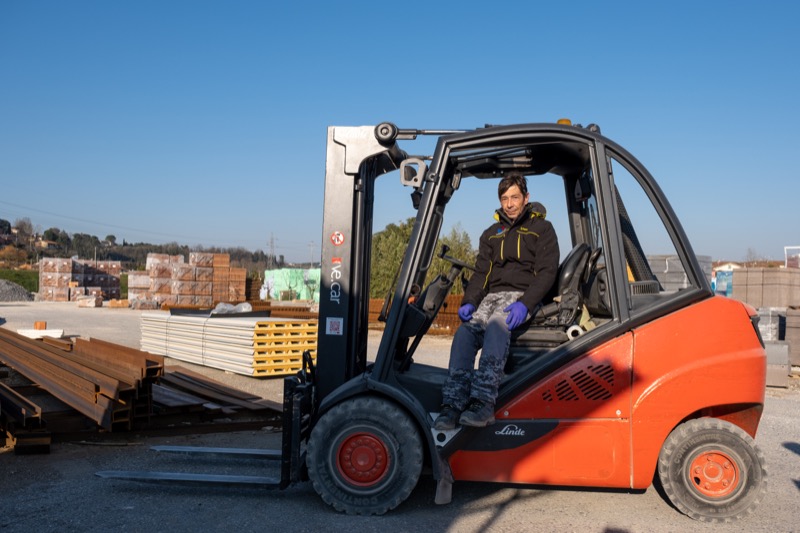 Muletto nella rivendita BigMat Fontana Serafino e Figlio con il conducente in posa